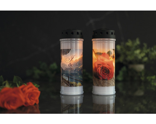 Zwei Grabkerzen mit verschiedenen Motiven