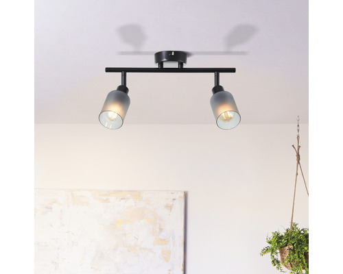 Deckenleuchte mit zwei Strahlern an der Decke montiert