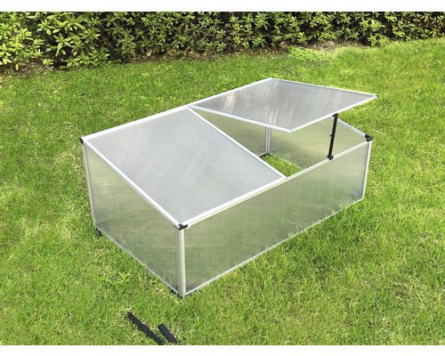 Frühbeet mit Aluminiumrahmen und teilweise geöffnetem Deckel auf Rasen