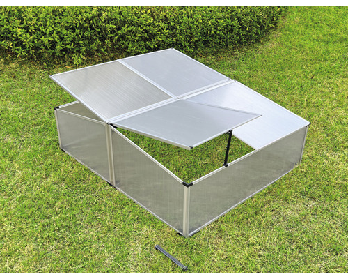 Frühbeet mit geöffnetem Deckel im Garten