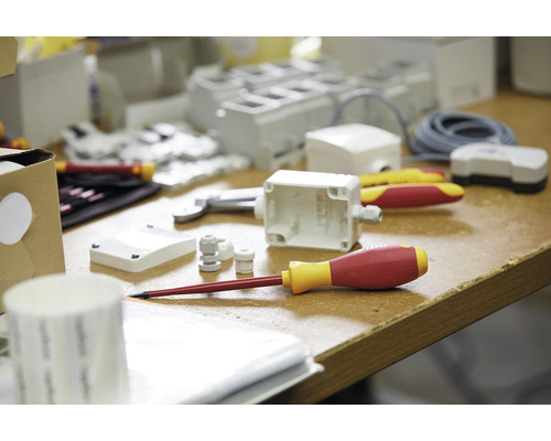 Établi avec matériel d''installation et tournevis