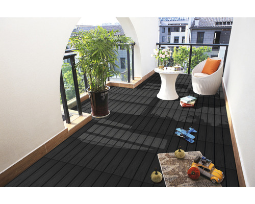 Balcon avec dalles de terrasse noires, plante et siège
