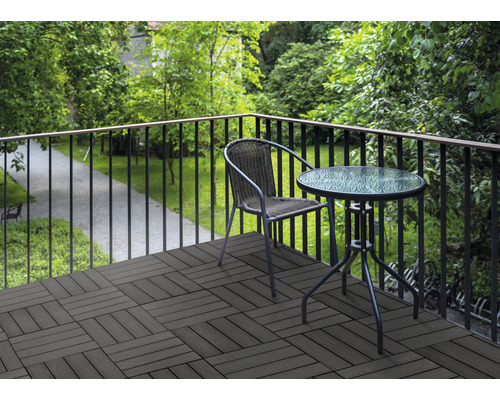 Balcon avec dalles de terrasse, chaise et table