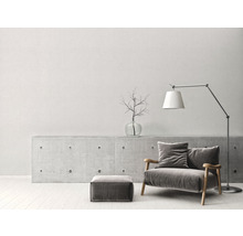 Salon avec fauteuil, lampadaire et buffet en béton