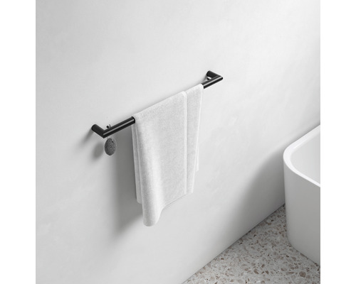 Schwarzer Handtuchhalter mit Handtuch im Badezimmer.