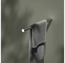 Porte-serviettes avec serviette pour montage mural dans la salle de bain.