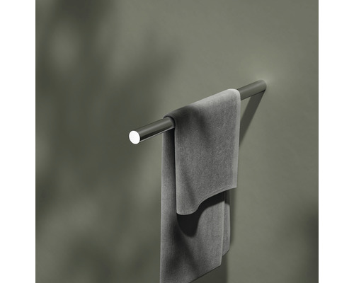 Porte-serviettes avec serviette pour montage mural dans la salle de bain.