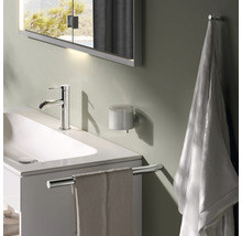 Lavabo de salle de bains avec robinet, miroir, distributeur de savon et porte-serviettes avec serviette