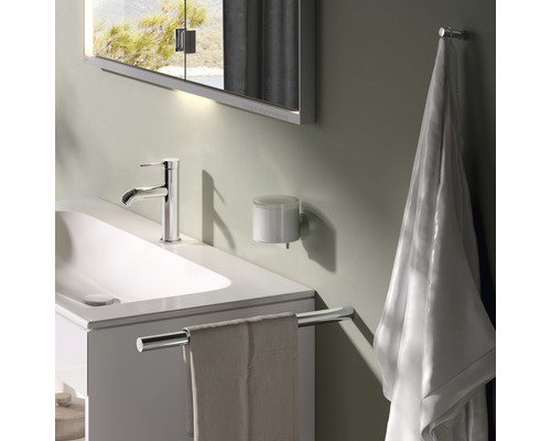 Lavabo de salle de bains avec robinet, miroir, distributeur de savon et porte-serviettes avec serviette