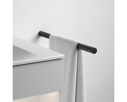 Barre porte-serviettes KEUCO REVA Black Selection rigide noir mat 12820370000 Porte-serviettes noir avec serviette à côté d''un lavabo