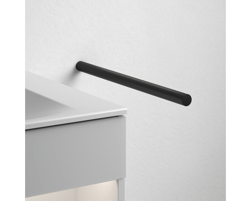 Schwarzer Handtuchhalter an einer Badezimmerwand neben einem Waschbeckenunterschrank