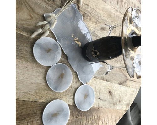 Dekoratives Tablett mit Getränkehaltern, Flasche und Untersetzern auf einem Holztisch