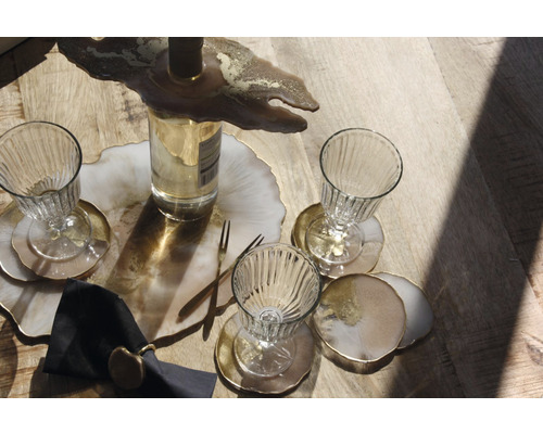 Dekoratives Tischarrangement mit Getränken und Stoffserviette auf einem Holztisch