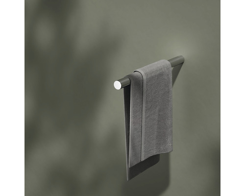 Graues Handtuch auf Handtuchhalter an der Wand