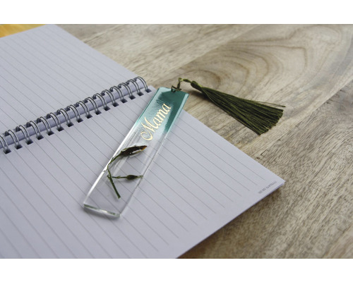 Lesezeichen mit dem Wort Mama auf einem Notizbuch