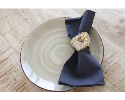 Teller mit Stoffserviette und Serviettenring