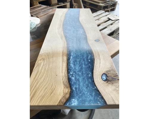 Holzbrett mit Harzflussdesign