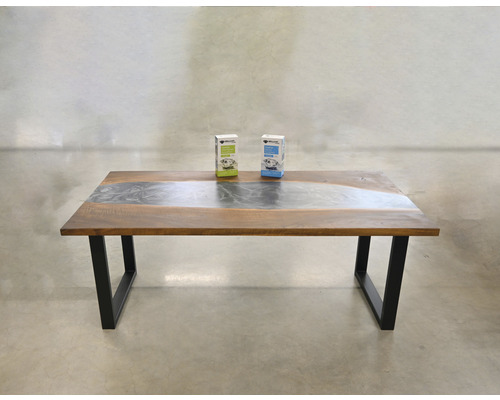 Couchtisch mit Holzplatte, Metalleinsatz und schwarzen Metallbeinen