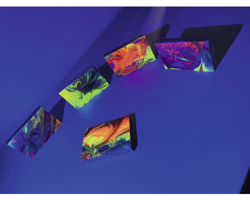 Fünf Kunstharz Blöcke mit Farbmustern auf einer Oberfläche