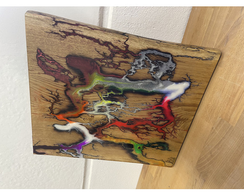 Holzbrett mit farbiger Epoxidharzverzierung