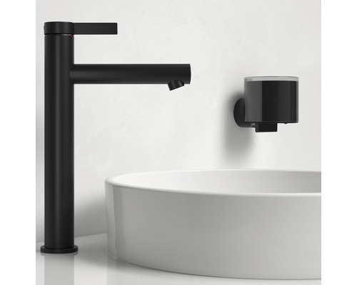 Waschtischarmatur und Seifenspender in einem modernen Badezimmer