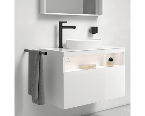 Modernes Badezimmer mit weißem Waschtisch, Aufsatzwaschbecken, schwarzer Armatur und Handtuchhalter.