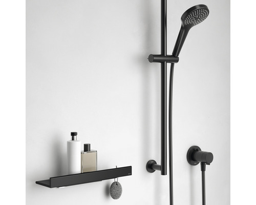 Duschsystem mit Handbrause, Brausestange und Ablage im Badezimmer