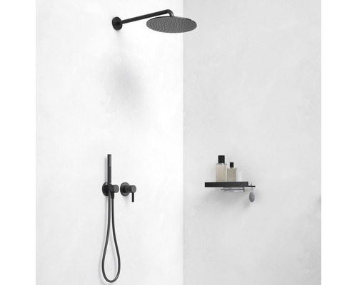 Badezimmer mit Duschkopf, Handbrause und Ablage