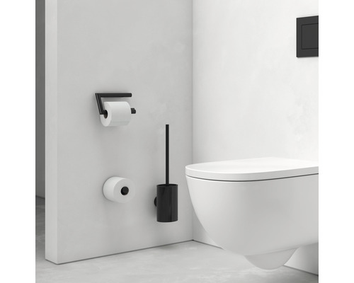 Salle de bains moderne avec WC suspendu, support papier toilette et brosse WC