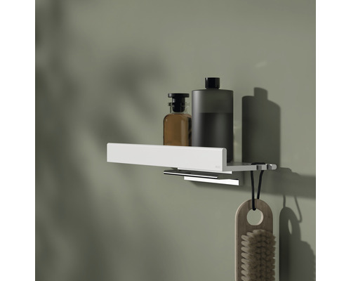 Badezimmerregal mit zwei Flaschen und einer Bürste