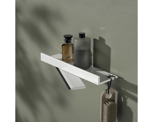 Weißes Wandregal mit zwei Flaschen und einer Bürste