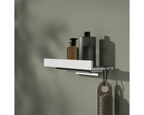 Badezimmerregal mit Kosmetikprodukten und Bürste