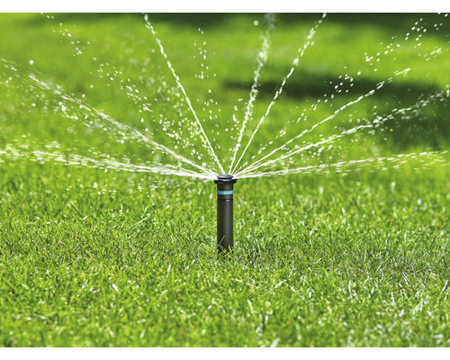 Rasensprenger in Betrieb auf Rasenfläche