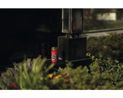 Grabstätte mit Grableuchte und Grabkerze