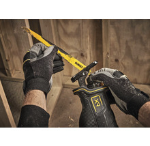 Person mit DeWalt Säbelsäge beim Sägen von Holz