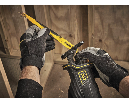 Person mit DeWalt Säbelsäge beim Sägen von Holz