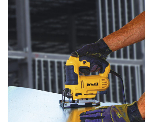 DeWalt Stichsäge im Einsatz beim Schneiden von Metall.