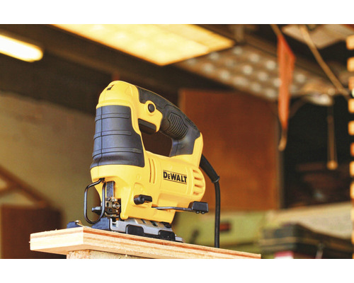 DeWalt Stichsäge auf Holzbrett