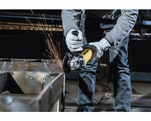 Eine Person schleift Metall mit einem Winkelschleifer von DeWalt, wobei Funken fliegen.