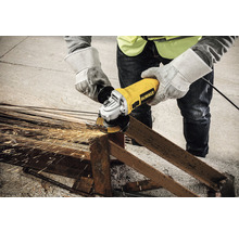 Eine Person benutzt einen Winkelschleifer zum Schneiden von Metall.