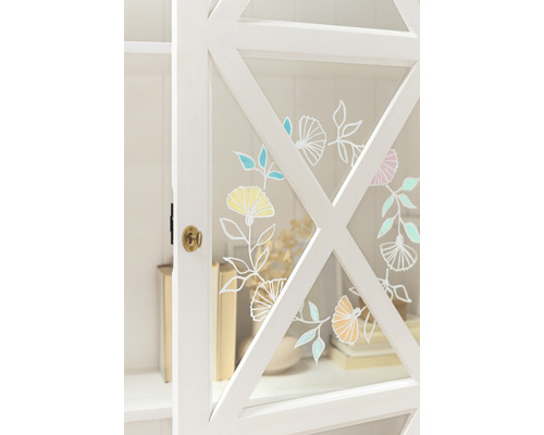 Gros plan d''une armoire vitrée blanche avec des dessins floraux