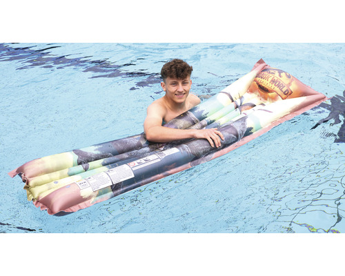 Mann entspannt sich auf einer Jurassic World Luftmatratze im Schwimmbecken.