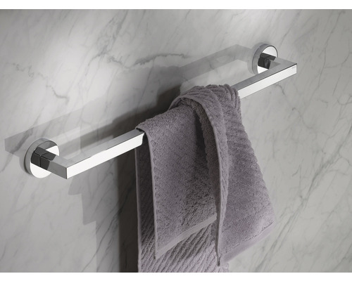 Handtuchhalter aus Metall mit Handtuch an Marmorwand