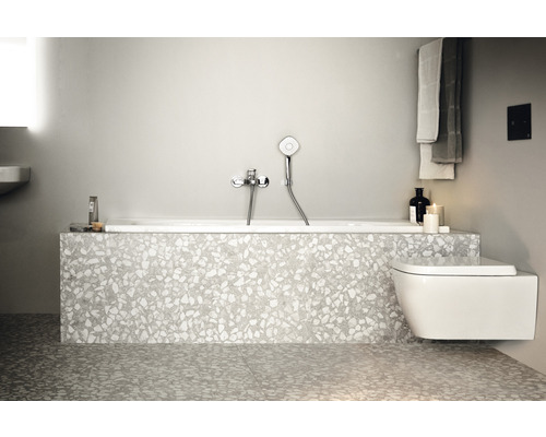 Badezimmer mit Badewanne, Aufputzarmatur und Wand-WC