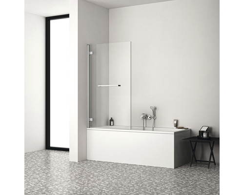 Badezimmer mit Badewanne, Badewannenaufsatz, Armatur und Ablagetisch