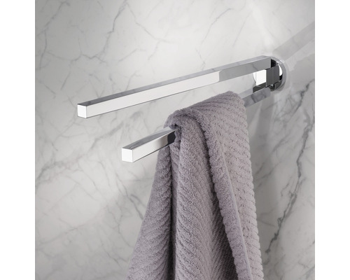 Handtuchhalter mit Handtuch an einer Wand