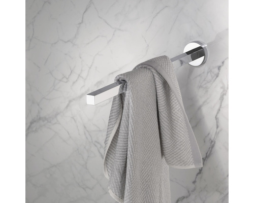 Porte-serviettes avec serviette dans la salle de bain