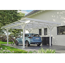 Weißer Carport aus Holz mit Auto, Fahrrad und Mülltonnen