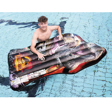 Aufblasbare Jurassic World Luftmatratze im Pool mit Person