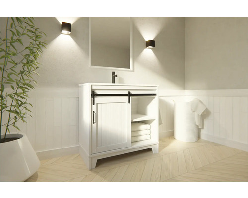 Badezimmerszene mit Waschtischunterschrank, Spiegel und Wandleuchten